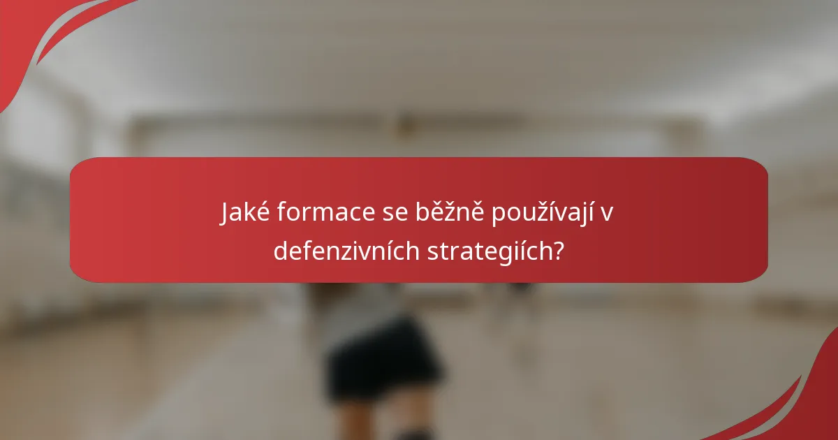 Jaké formace se běžně používají v defenzivních strategiích?