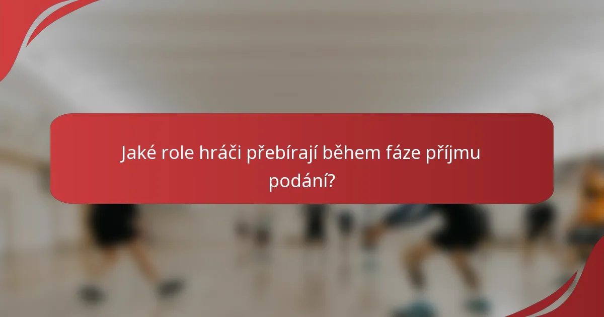 Jaké role hráči přebírají během fáze příjmu podání?